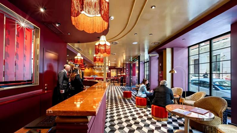 O átrio do Olympia Lis Boutique Hotel tem uma obra impactante de Joana Vasconcelos.
