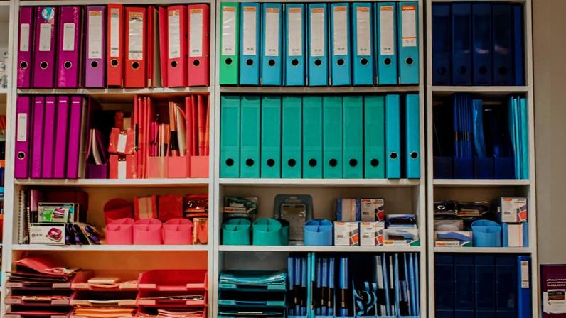 Quiet Organizing transforma espaços pequenos com decoração inteligente barata