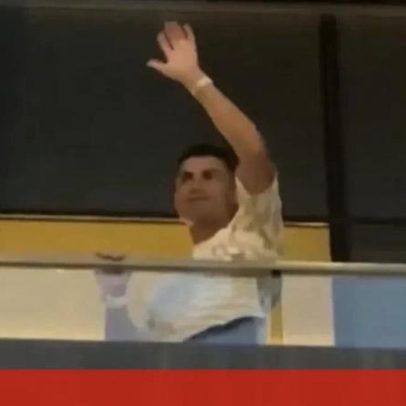 Cristiano Ronaldo visto na varanda de hotel em Toronto, fãs agitam-se