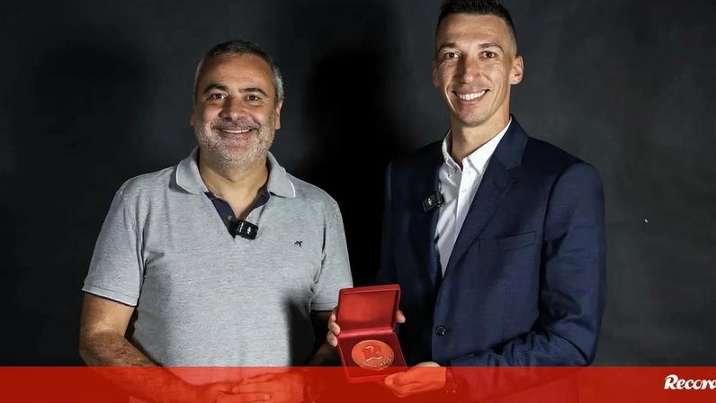 Árbitro de 32 anos da AF Lisboa, que foi o melhor da época para o nosso jornal e recebeu o Record de Ouro, esteve no FC Porto-Sporting na prova rainha