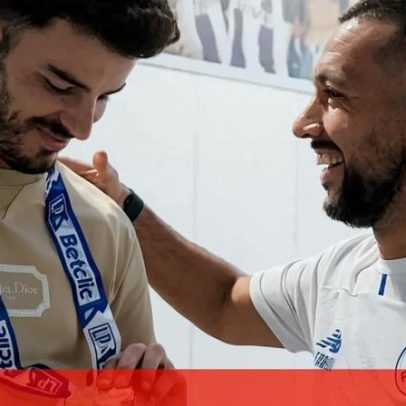 Zé Pedro recebe a medalha de campeão nacional