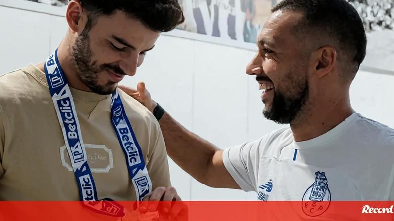 Zé Pedro, com a medalha ao peito, ao lado de Farioli