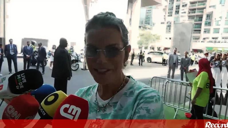 Irmã de CR7 falou à porta do hotel, antes da saída do autocarro para o estádio
