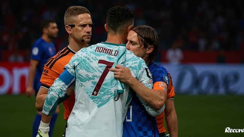 Antigos companheiros de equipa no Real Madrid, Cristiano Ronaldo e Luka Modric deram um forte abraço antes do início do Portugal-Croácia, duelo dos 16 avos do Mundial'2026 que marca, muito possivelmente, o último duelo entre ambos pelas respetivas seleções. Uma era que está a chegar ao fim...
