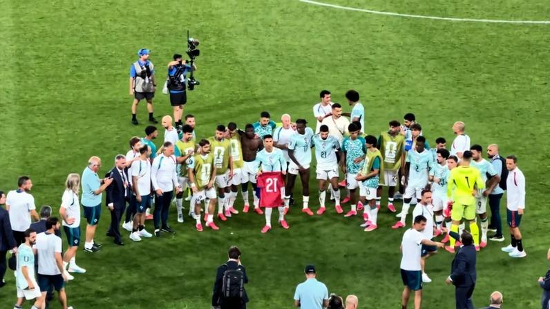 Homenagem a Diogo Jota: equipa junta-se no centro do relvado após triunfo frente à Croácia e CR7 mostra camisola 21
