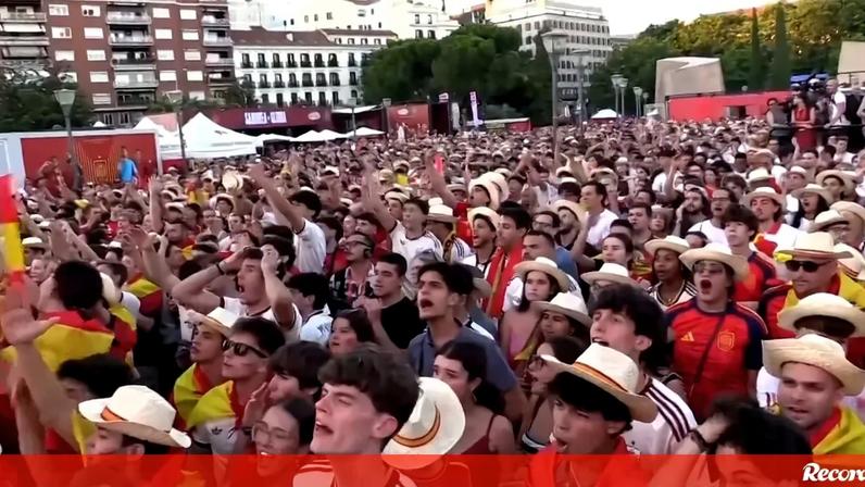 Centenas de adeptos celebraram, esta quinta-feira, em Madrid, Espanha, a vitória da sua seleção por 3-0 frente à Áustria, que garantiu o apuramento para os oitavos de final do Mundial'2026.