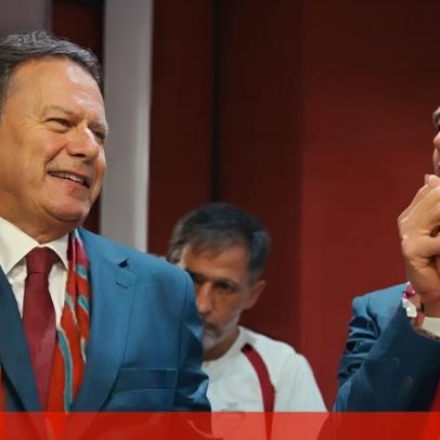 Montenegro visita balneário e felicita Seleção, beija pulseira dedicada a Jota