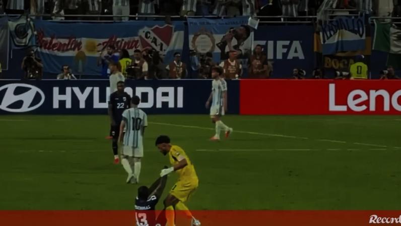 O gesto de Vozinha para com Lopes Cabral no final do Argentina-Cabo Verde que está a ser muito elogiado