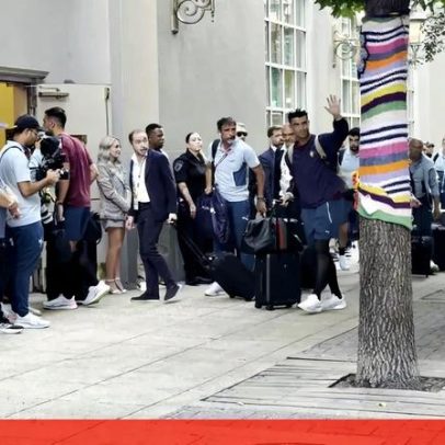 Seleção chega a hotel em Dallas; Ronaldo acena aos fãs
