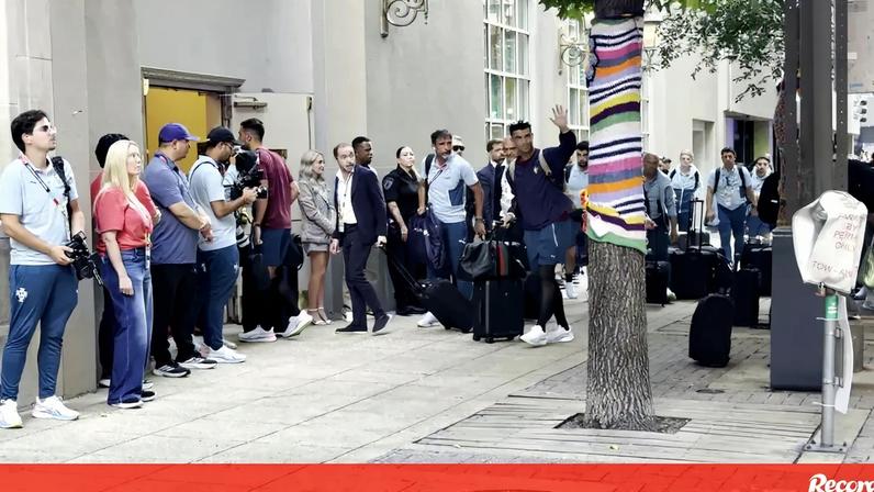 Cristiano Ronaldo acenou aos fãs ao chegar ao hotel em Dallas