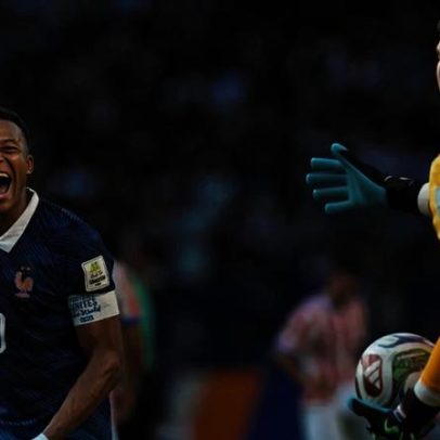 Guarda-redes paraguaio é ignorado por Mbappé e reage atirando-lhe uma bola