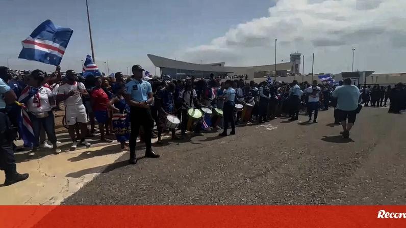 A Seleção de Cabo Verde está de regresso a casa depois do brilhante desempenho no Mundial'2026. Em estreia em Campeonatos do Mundo, os Tubarões Azuis caíram nos 16 avos de final, obrigando a Argentina a disputar o prolongamento.