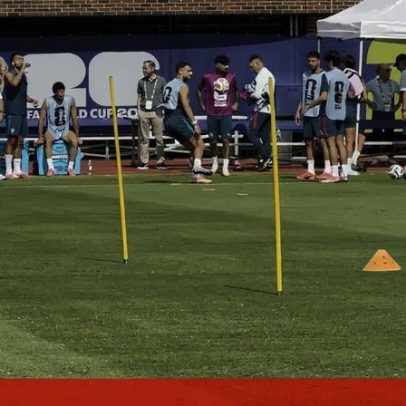 Trincão próximo de Rui Silva e Inácio no treino da Seleção
