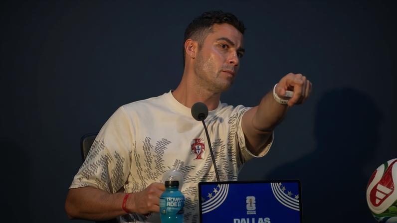 Cristiano Ronaldo protagoniza momento bem-humorado com assessor da FPF
