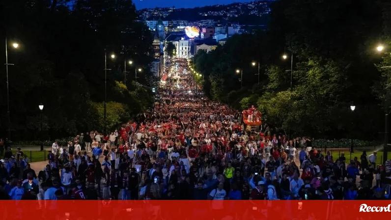 Milhares em Oslo: 50 mil no estádio e centenas de milhares nas ruas