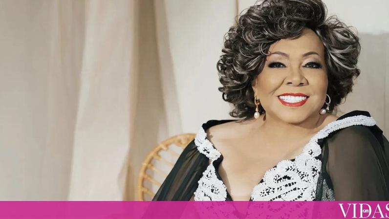 Alcione, aos 78 anos, sofre queda no palco