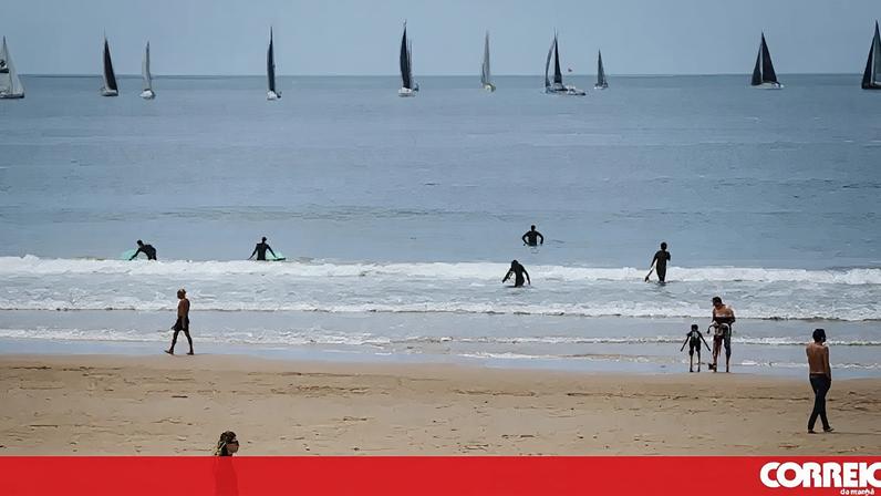 Banhistas da praia de Carcavelos manifestam segurança no arranque da época balnear
