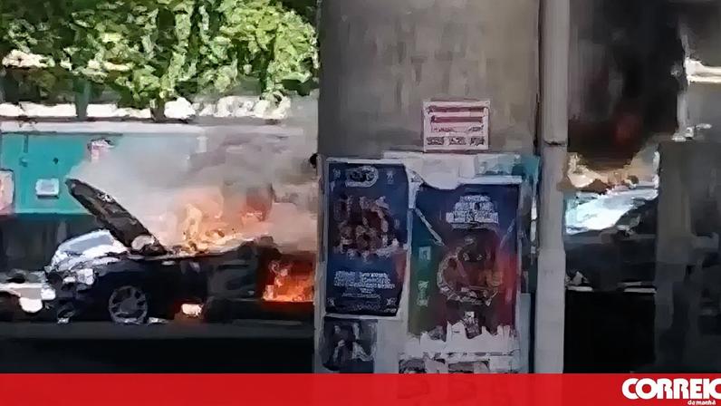Carro de alta gama consumido pelas chamas junto ao Colombo, em Lisboa