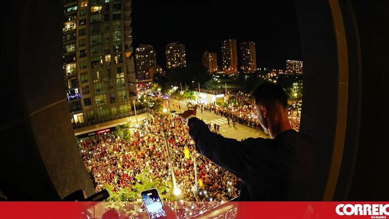 Jogadores foram à varanda do hotel