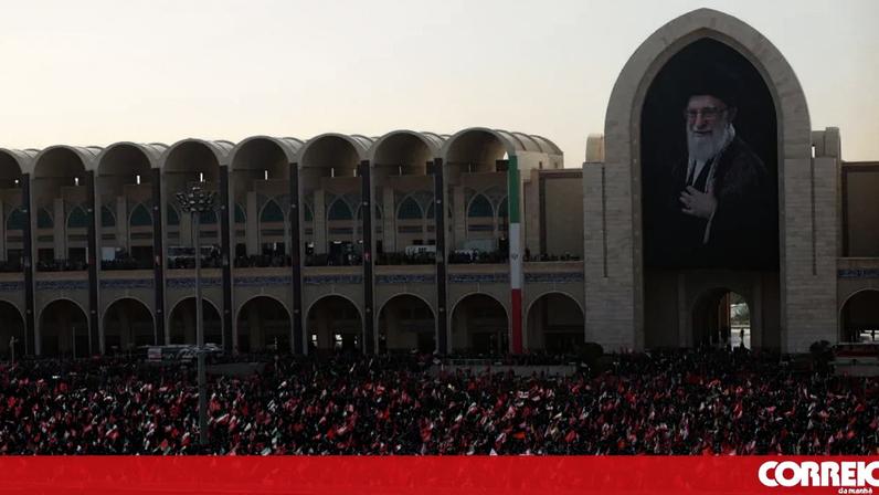 Milhares no arranque das cerimónias fúnebres do antigo líder supremo Ali Khamenei