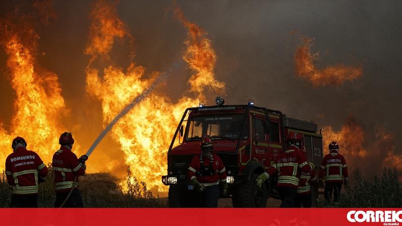 Incêndio de Vouzela é o mais grave no País. Arde desde quinta-feira e chegou a cercar uma aldeia