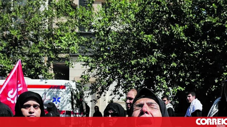 Líder supremo não comparece ao funeral do pai em Teerão