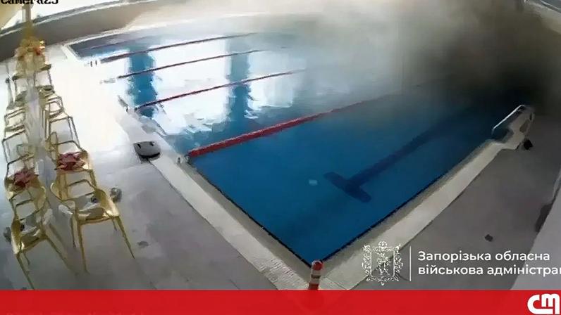 Imagem do míssil atingindo a piscina coberta em Zaporizhzhia