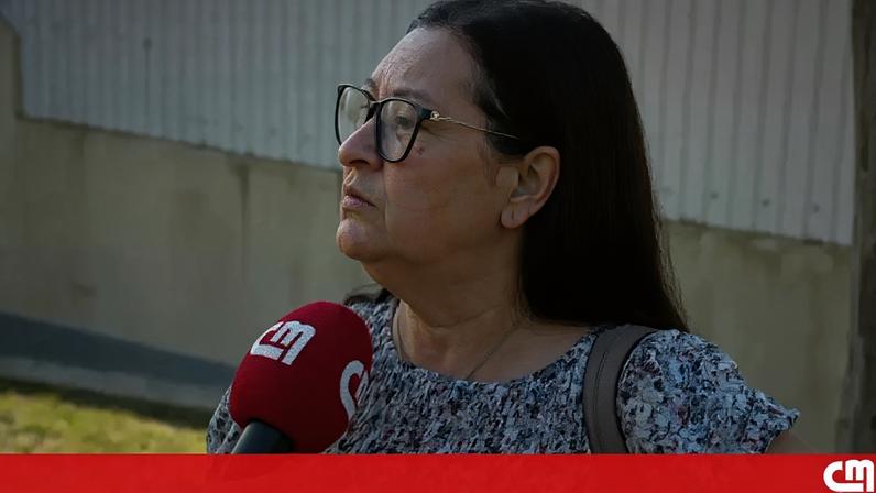Moradores de Setúbal ajudaram os bombeiros com baldes de água e mangueiras.