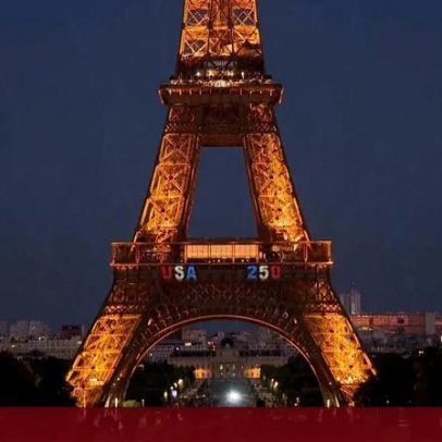 Torre Eiffel ilumina-se com as cores da bandeira dos EUA por 250 anos