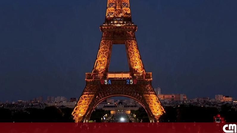 Torre Eiffel iluminada com as cores da bandeira dos EUA