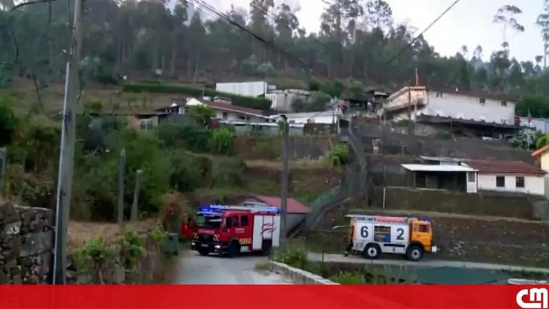 Incêndio em Santo Tirso ameaça habitações e mobiliza bombeiros