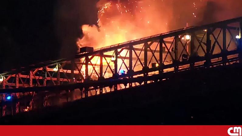 Fogo de artifício provoca incêndio na Ponte de Brooklyn