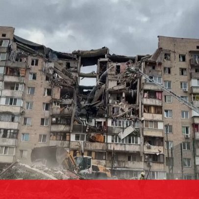 Ataque russo destrói edifício residencial em Kiev