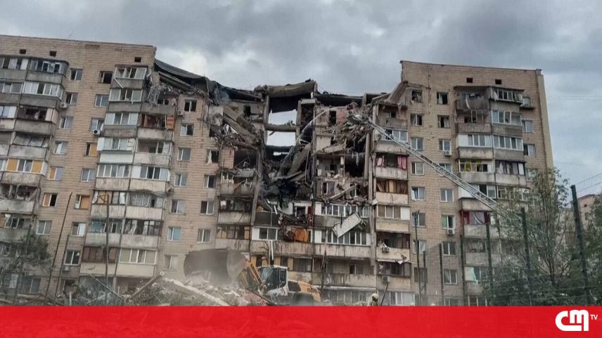 Ataque russo destrói edifício residencial em Kiev