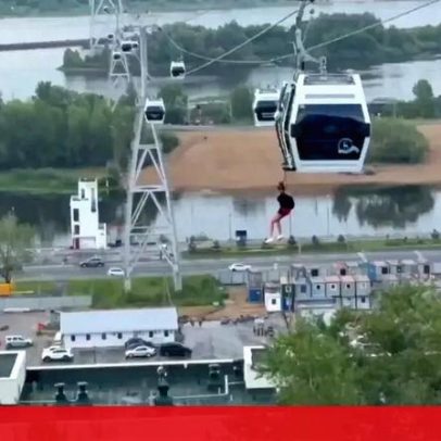 Autoridades russas resgatam 16 pessoas presas em teleférico com cordas