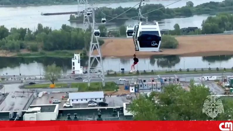Autoridades russas resgatam 16 pessoas presas em teleférico com cordas