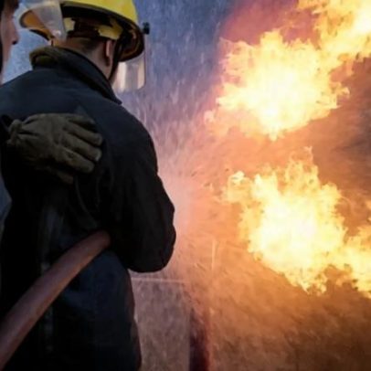 Quatro meios aéreos e quase 140 operacionais combatem incêndios em Rio Maior