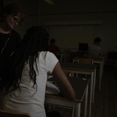 Milhares de exames por corrigir com prazo a terminar geram desgaste e revolta