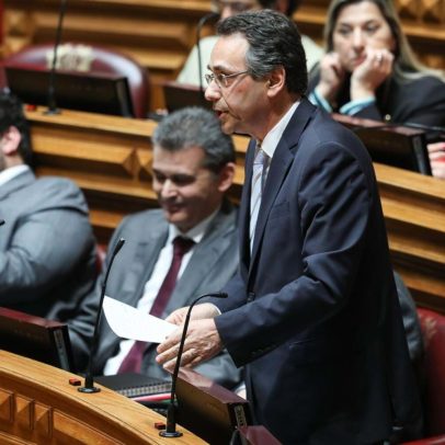 PS não quer que o ministro da Educação saia, mas exija solução para os exames