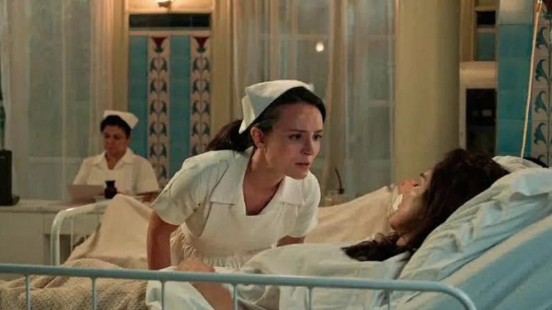 Estela (Larissa Manoela) recebe a mãe, Miriam (Leticia Sabatella) no hospital