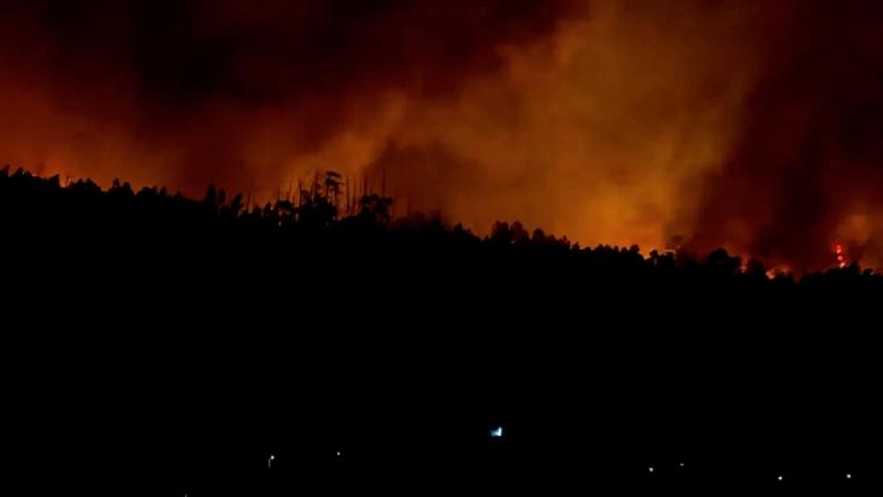 Incêndio em Vouzela provoca evacuação de duas aldeias na Serra do Caramulo