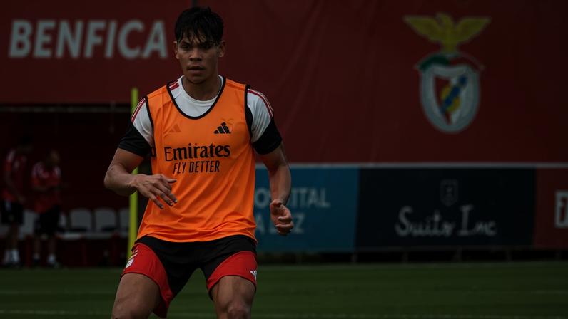 Central de 17 anos chega à Luz para discutir um lugar com António Silva, Tomás Araújo e Lenglet