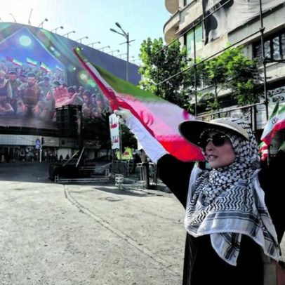 Enterro de Khamenei evidencia força do Irão perante os EUA