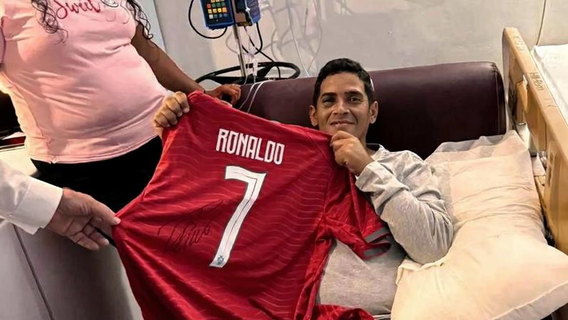 Hernán Gil Flores recebe camisola da Seleção Nacional assinada por Cristiano Ronaldo