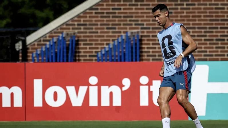 Cristiano Ronaldo durante o treino de preparação para o duelo ibérico