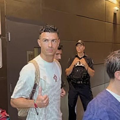 Seleção entra no autocarro; multidão aguarda à saída do hotel
