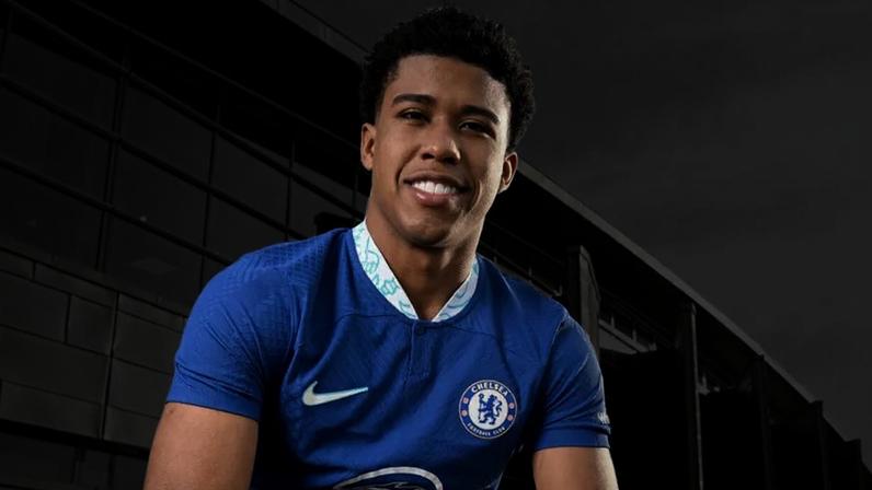 Mais um médio entra na lista de reforços do United