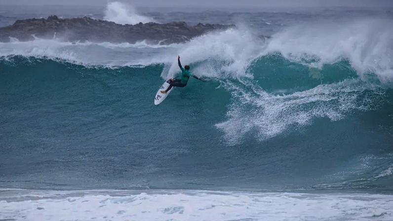 Surfista em ação