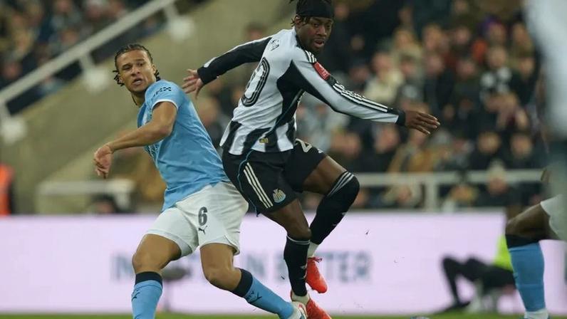 Nathan Aké (Manchester City) e Anthony Elanga (Newcastle)