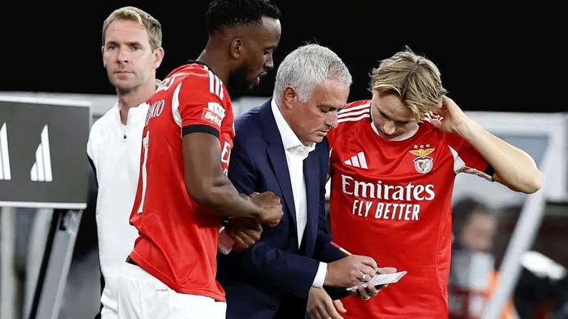 Lukebakio questionado sobre a saída de Mourinho